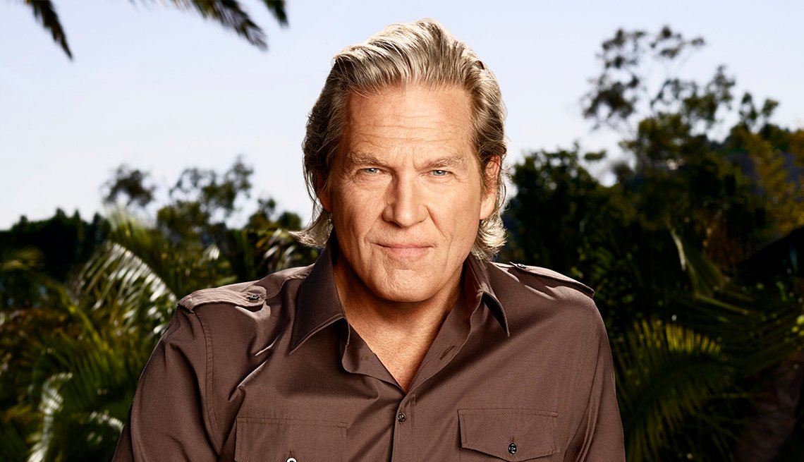 1140 brown shirt jeff bridges interview esp.web  - Jeff Bridges reaparece tras empezar tratamiento