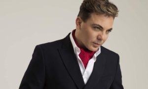 CASTRO 1 300x180 - Cristian Castro presume  regalo de cumpleaños de su mamá