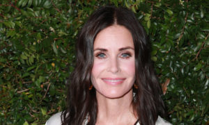 courteneycoxatredcarpetevent t 300x180 - Courteney Cox se reencuentra con su novio