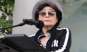 descarga 2020 12 08T203101.325 1 300x180 - Yoko Ono recuerda a John Lennon a 40 años de su asesinato