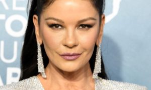 descarga 2020 12 08T223134.305 300x180 - Catherine Zeta-Jones sufre accidente al poner decoración navideña