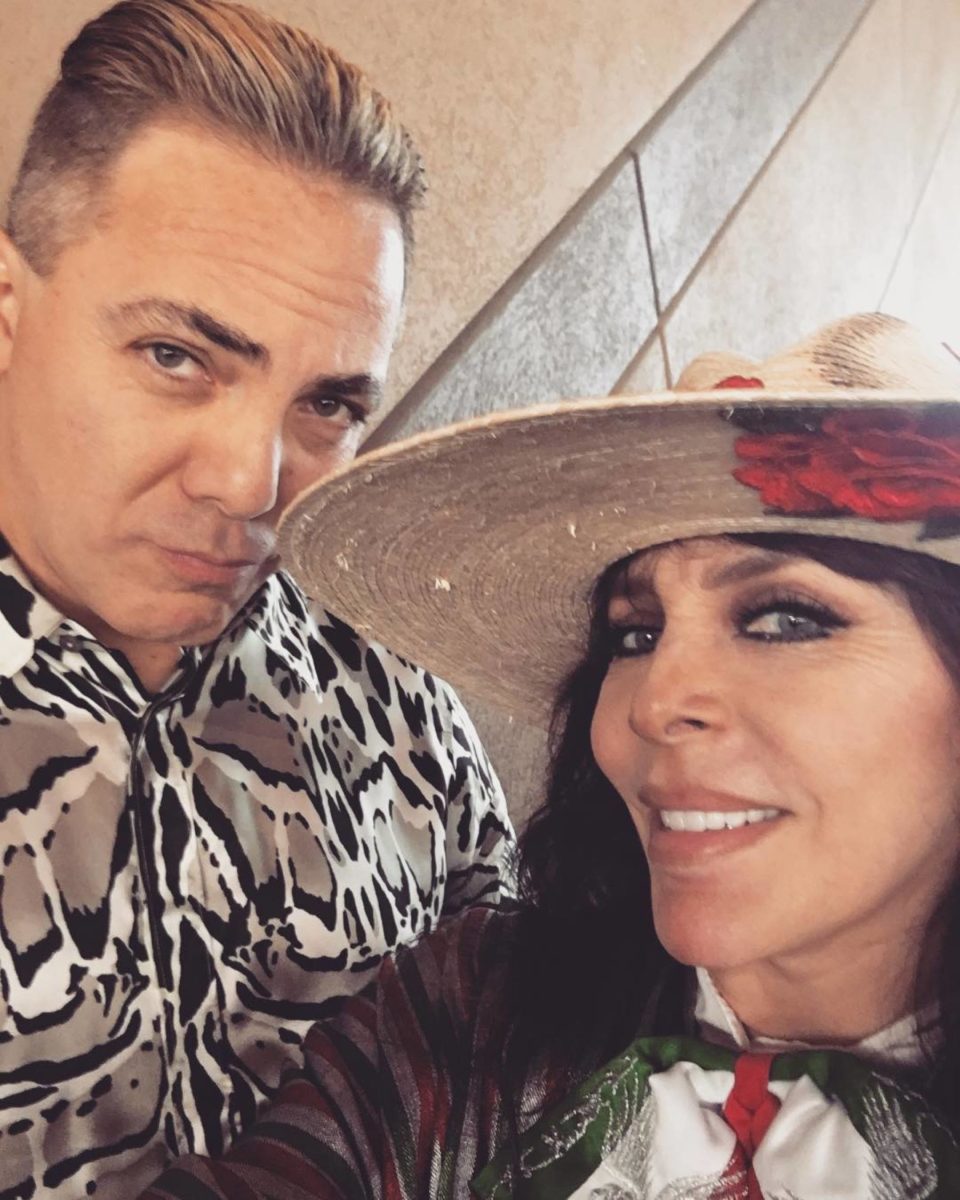 descarga 5 960x1200 - Cristian Castro presume  regalo de cumpleaños de su mamá