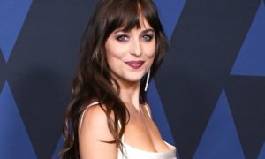 gettyimages 1183870227 dakotajohnson governorsawards 2019 1572278112 300x180 - Dakota Johnson y Chris Martin, ¿rumbo al altar?