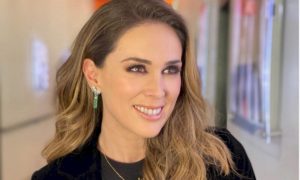 jackybracamontes f0d15b2155ac56cd692977b68877455a 1200x800 1 300x180 - Jacky Bracamontes presume su lujosa decoración navideña