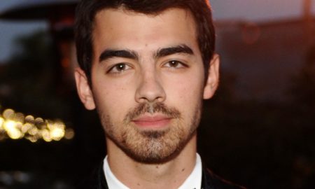 joe jonas version final1 450x270 - Joe jonas le encuentra el mejor lado al confinamiento