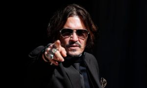 johnny depp 300x180 - Johnny Depp reaparece con conmovedor mensaje
