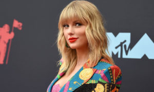 taylor1 300x180 - Taylor repite fórmula de éxito con su cineasta mexicano de cabecera