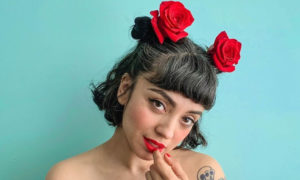 4XQTKXBQFJFO7I6WQLWB4NVDAU 300x180 - Mon Laferte nos descifra del ADN de su nueva canción