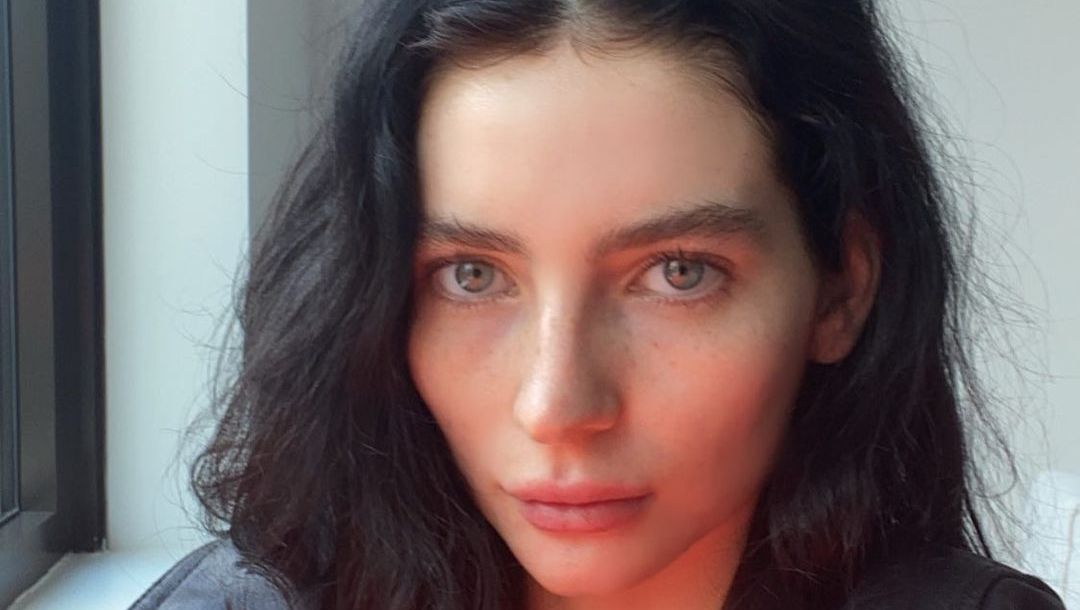 EpQAEMTcJvTgBDMel2js - Meadow debuta en en el mundo de la moda
