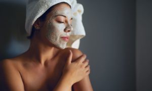 Mujer mascarilla 300x180 - Mascarillas para eliminar los puntos negros