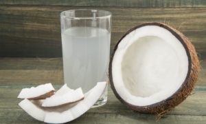 bigstock fresh organic coconut water 370957120 300x180 - Beneficios del agua de coco para tu cabello