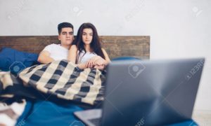 74884113 una pareja amorosa viendo una pelicula en una computadora portatil 300x180 - Películas y series románticas para festejar este 14 de febrero