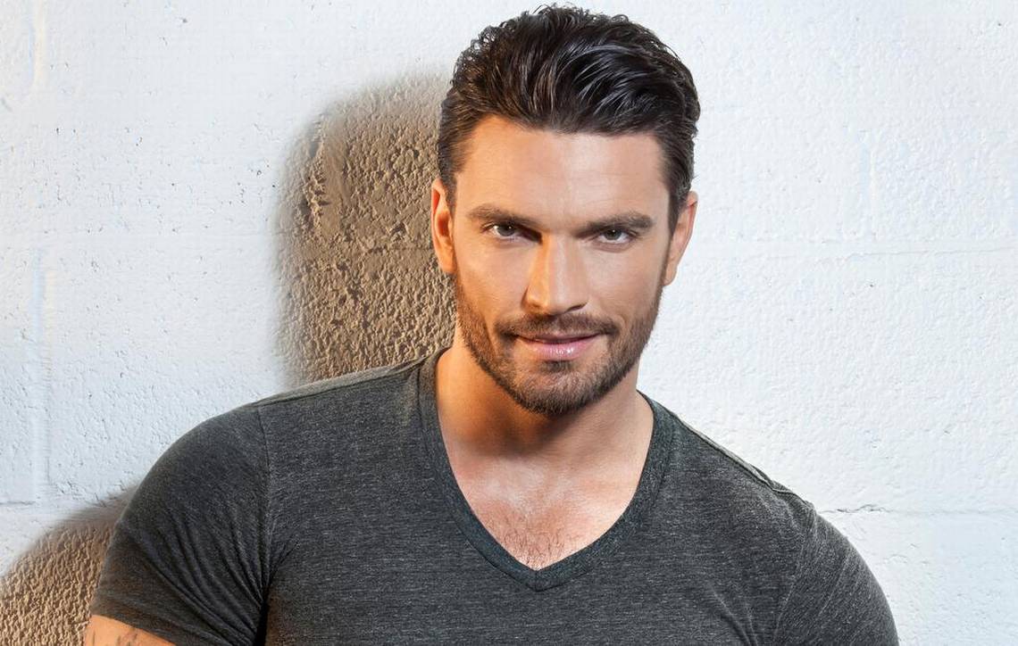 Julian Gil - Julián Gil echa al virus de su casa