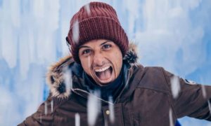descarga 54 1 300x180 - Captan a 'Chicharito' durante un viaje con modelo y amigos