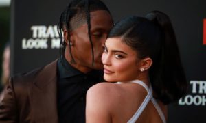 descarga 64 2 300x180 - Kylie Jenner y Travis Scott están 'profundamente enamorados'