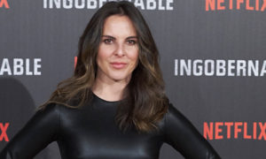 kate del castillo sonriendo 300x180 - Kate del Castillo y Matías Novoa son de armas tomar
