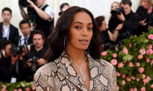 solange gettyimages 1147442283 300x180 - Hermana de Beyoncé estuvo a punto de morir debido a graves problemas de salud