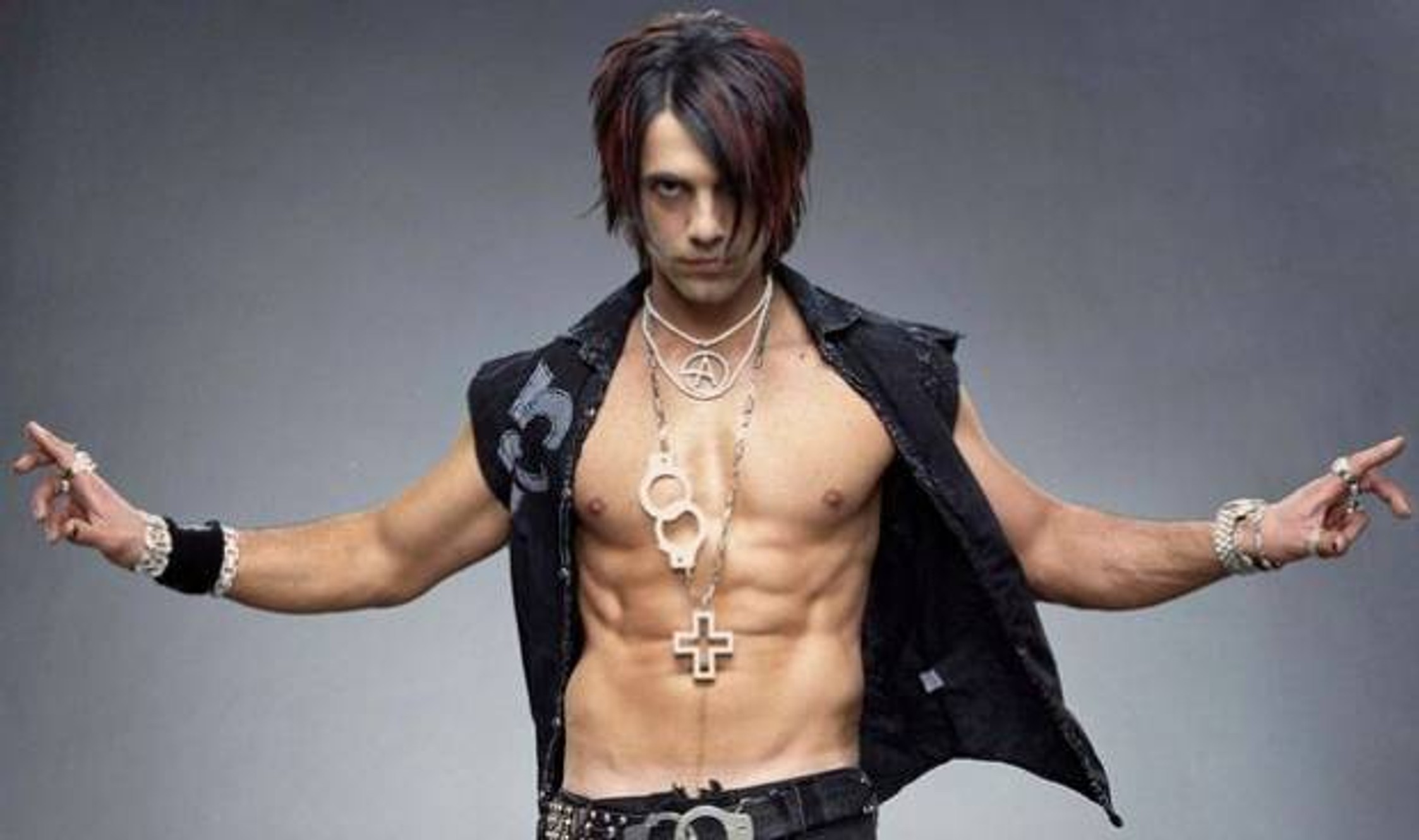 15e7da 3c72407b64e9446fa9492ad3be55dd97mv2 - La reacción de Criss Angel al compromiso de Belinda y Christian Nodal