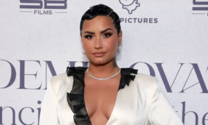 257851 1 300x180 - Demi Lovato asegura que se identifica como una persona no binaria