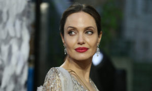 60a7ba39e9ff71548b1c9756 1 300x180 - Angelina Jolie, indignada con juez que no permite declarar juicio por custodia de sus hijos