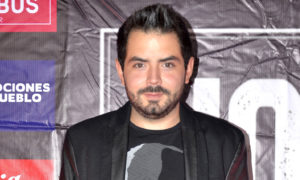 José Eduardo Derbez 2 300x180 - Ni el Covid le quitó el cigarro a José Eduardo Derbez