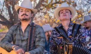 Los Dos Carnales 300x180 - Los Dos Carnales buscan a la mujer que sufrió agresión en uno de sus shows