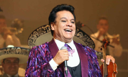 juan gabriel 1 450x270 - Así fue el día que Juan Gabriel besó a 'Chespirito' y le hizo una canción