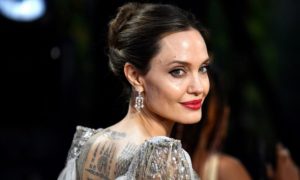 angelina jolie 1 300x180 - Angelina Jolie admite que no se ha hecho lo suficiente para ayudar a refugiados en África
