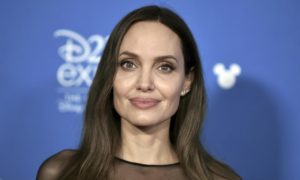 angelina jolie 300x180 - Angelina Jolie denuncia que sus hijos han sido discriminados por médicos