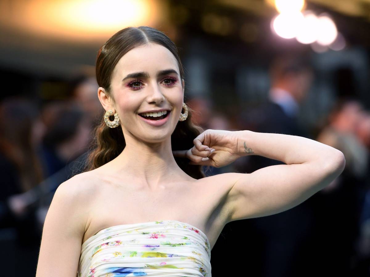 lily collins emily in paris su mala relacion con phil collins anorexia y boda en camino - Lily Collins protagonizará película sobre la muñeca Polly Pocket