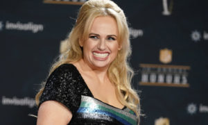 pcgqtnlhpm6zzudflgbakgysj4 300x180 - Rebel Wilson presume su nueva figura en traje de baño