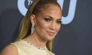 2GJU5TUOQNBCZMCKVSZZ6UFBQA 1 300x180 - JLo hace oficial su relación con Ben Affleck