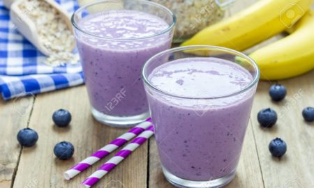 50914758 batido fresco con arandanos platano avena leche de almendras y yogur 450x270 - Smoothie de avena, blueberry y plátano