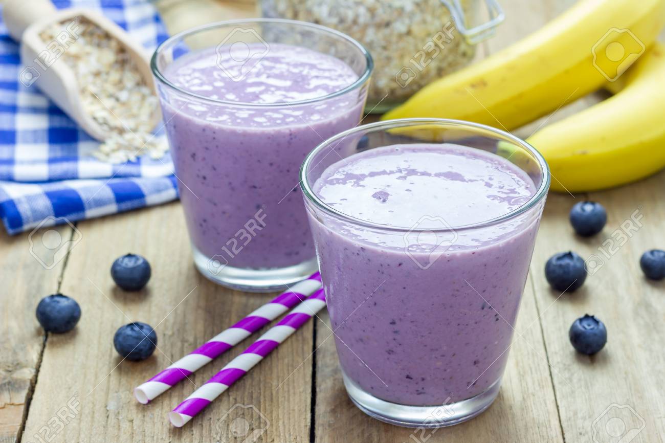 50914758 batido fresco con arandanos platano avena leche de almendras y yogur - Smoothie de avena, blueberry y plátano