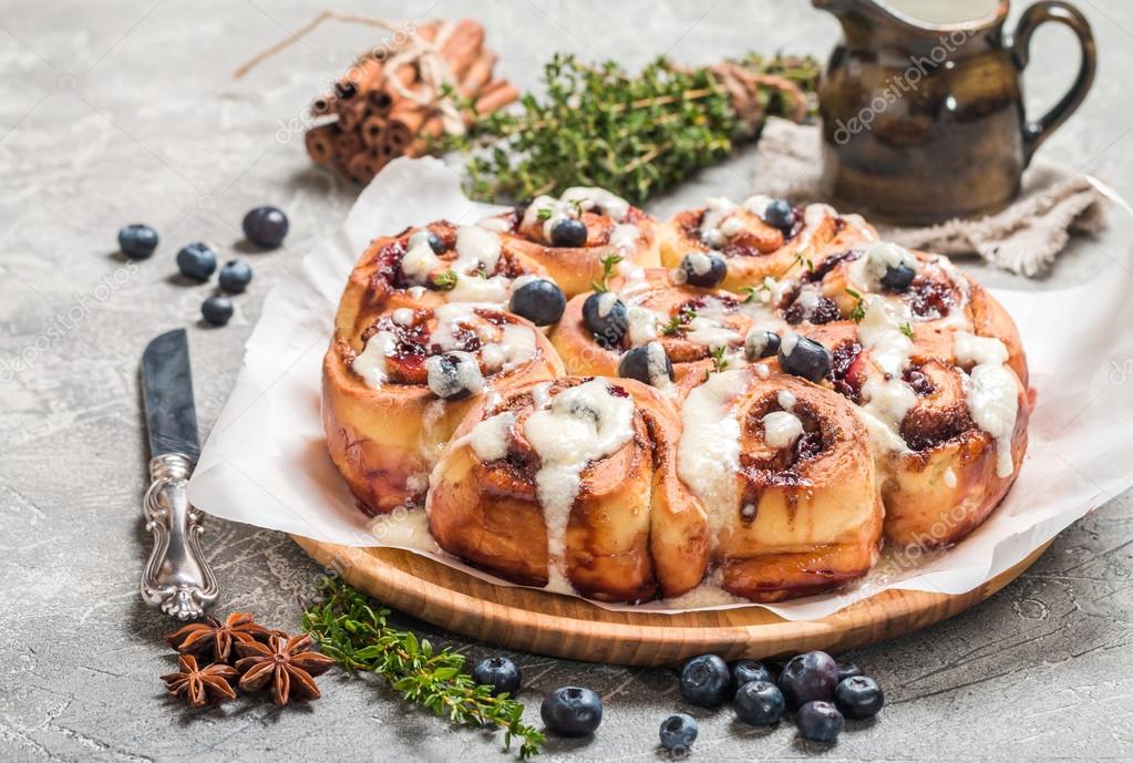 depositphotos 109792744 stock photo cinnamon buns with lemon blueberry - Rollos de canela con limón y arándanos