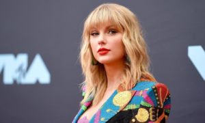 taylor1 630 1140 300x180 - Taylor Swift celebra el primer aniversario de "Folklore"