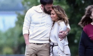 jennifer lopez duramente criticada por promocionar alcohol estando con ben affleck 1 300x180 - El regalo que Ben Affleck le dio a JLo en su cumpleaños