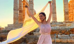 karla diaz en grecia posando en el templo de poseidon 300x180 - Karla Díaz y su esposo fueron echados de un lugar en Grecia