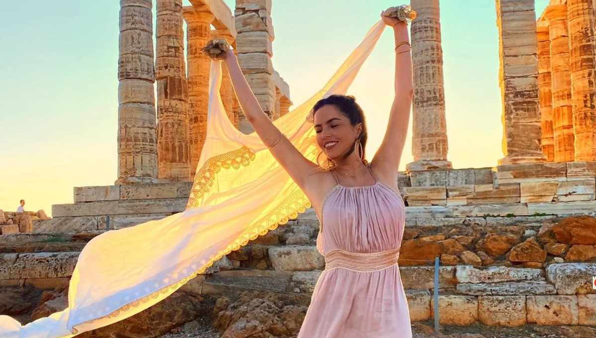 karla diaz en grecia posando en el templo de poseidon - Karla Díaz y su esposo fueron echados de un lugar en Grecia