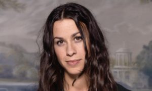 16315419805301 1 300x180 - Alanis Morissette hace cruda revelación