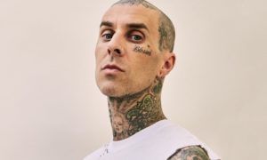 Travis Barker 1 300x180 - Travis Barker superó su miedo a volar gracias a Kourtney