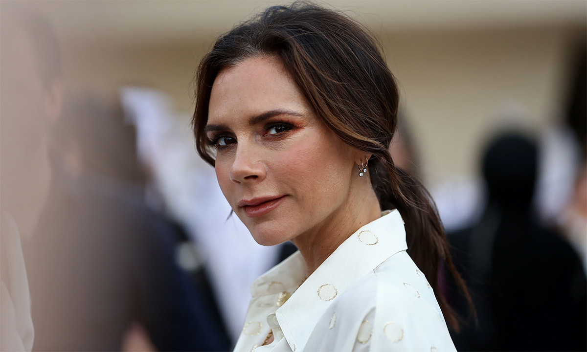 victoria beckham cream shirt t - Así logra Victoria Beckham su cuerpo ultra delgado