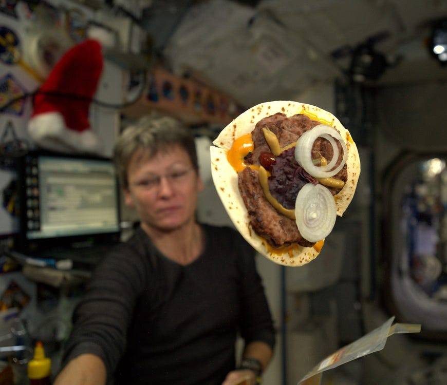 iss20 food space hamburger w whitson - Así ha evolucionado la comida de los astronautas