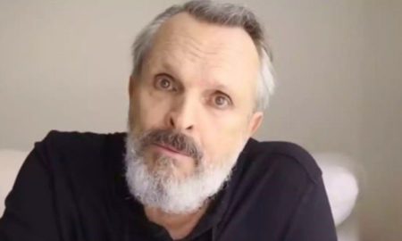 Miguel Bose le pidio a su entrevistador que se saque 450x270 - Miguel Bosé revela detalles de la serie sobre su vida