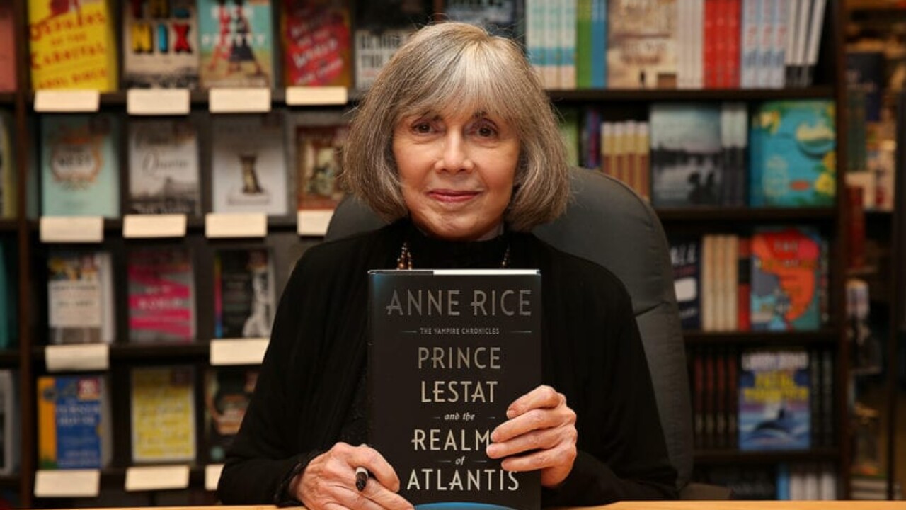 anne rice con el libro del principe lestat 830x519 1 1280x720 1 - Fallece la famosa escritora Anne Rice