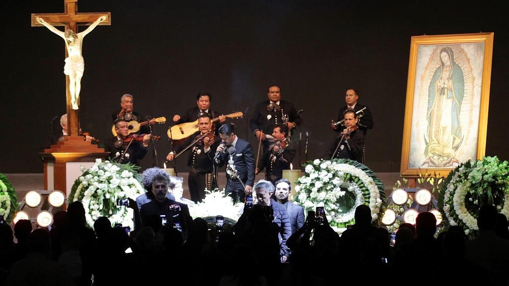 descarga 6 - Despiden a Vicente Fernández en un funeral privado