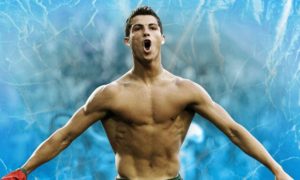 3.bild  300x180 - Cristiano Ronaldo presume a su heredero en el futbol