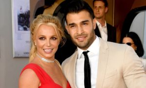 britney spears y sam ashgari afp 300x180 - Britney Spears se luce en bikini