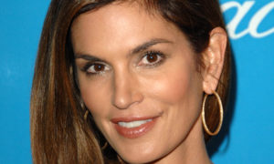 l intro 1629301588 300x180 - Cindy Crawford da cátedra de cómo lucir unas piernas espectaculares