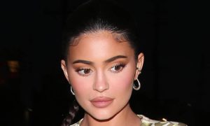 b4334590ea1070a2da1b65e16128db36 300x180 - Kylie Jenner habla de lo duro que vive su postparto